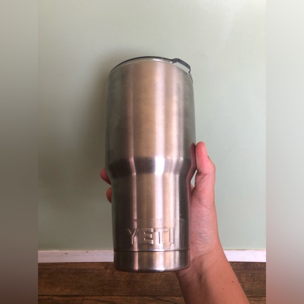 YETI Rambler 24 oz Stainless Steel Insulated Tumbler, Silver, Clear Lid [QCS]